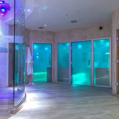 Salt Steam RoomLower temperature and the salt inhalation injection system, creates air reminiscent of the experience of walking by a tropical beach.