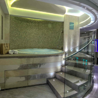 Spa PoolExperience the ultimate weightless massage, providing the perfect way to warm up and relax your muscles to perfection.